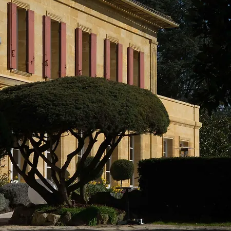 Bed & Breakfast Chateau Du Palanquey & 4*