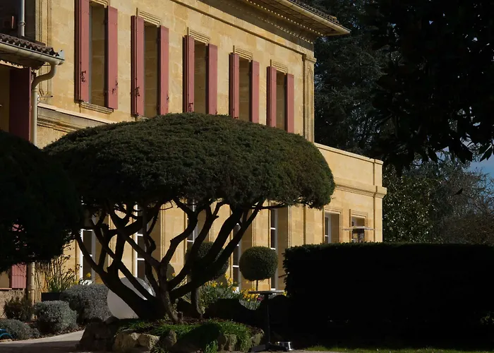 Bed & Breakfast Chateau Du Palanquey & 4*