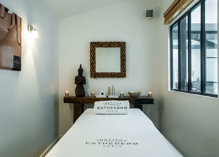 Chateau Du Palanquey & Bed & Breakfast 4*